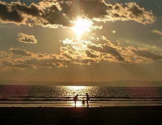 鎌倉の夕日と親子